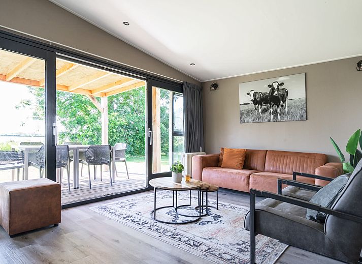 Bungalow de Valk in Offingawier mit grosser Veranda und Liegestuehlen, gelegen am Sneekermeer in den Friesischen Seen.