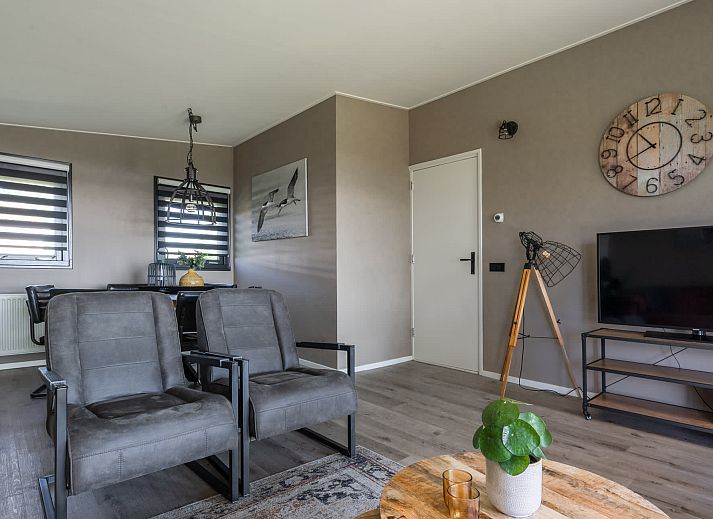 Bungalow de Valk in Offingawier mit grosser Veranda und Liegestuehlen, gelegen am Sneekermeer in den Friesischen Seen.