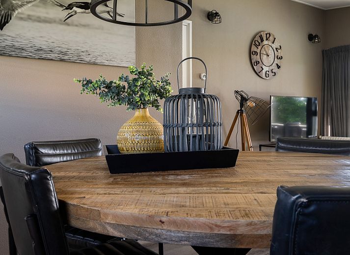 Eingang zum Bungalow de Valk in Offingawier mit gruener Umgebung, ideales Ferienhaus in der Naehe des Sneekermeers in den friesischen Seen.