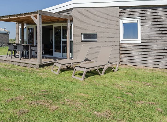 Veranda des Bungalows de Valk in Offingawier mit Blick auf die Natur und das Sneekermeer, ideal zum Entspannen.