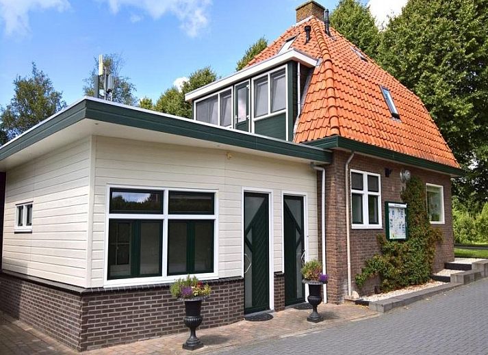 Verblijf 260125 • Vakantiewoning Het Friese platteland • Mooi 10 persoons wellness vakantiehuis in Friesland 