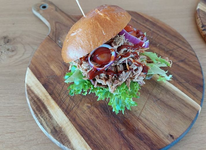 Stijlvolle eetruimte in Vakantiehuisje in Easterlittens, Friesland, ideaal voor maaltijden op het Friese platteland.