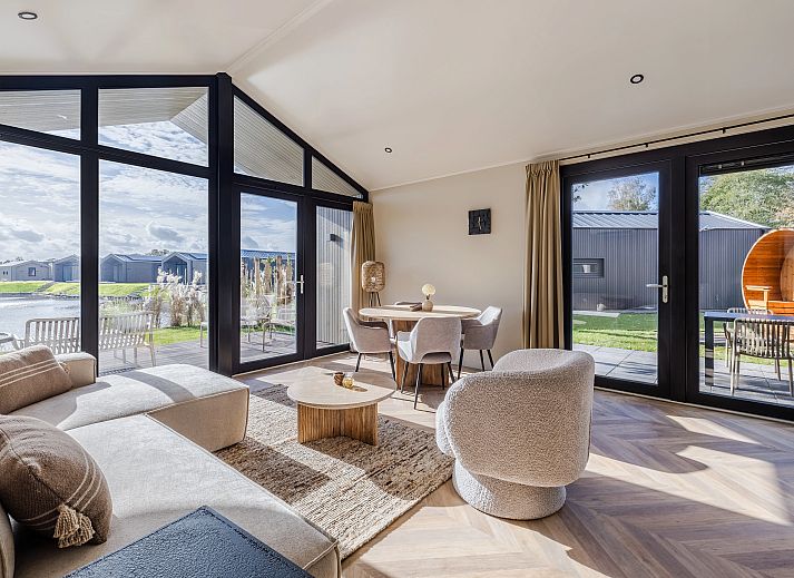 Plattegrond van 4-persoons wellness lodge | 4B3 in Oudehaske, gelegen op het Friese platteland, Friesland. Comfortabele indeling met terras en jacuzzi.