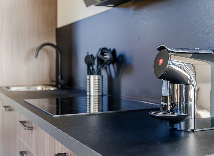 Plattegrond van 4-persoons wellness lodge | 4B3 in Oudehaske, gelegen op het Friese platteland, Friesland. Comfortabele indeling met terras en jacuzzi.