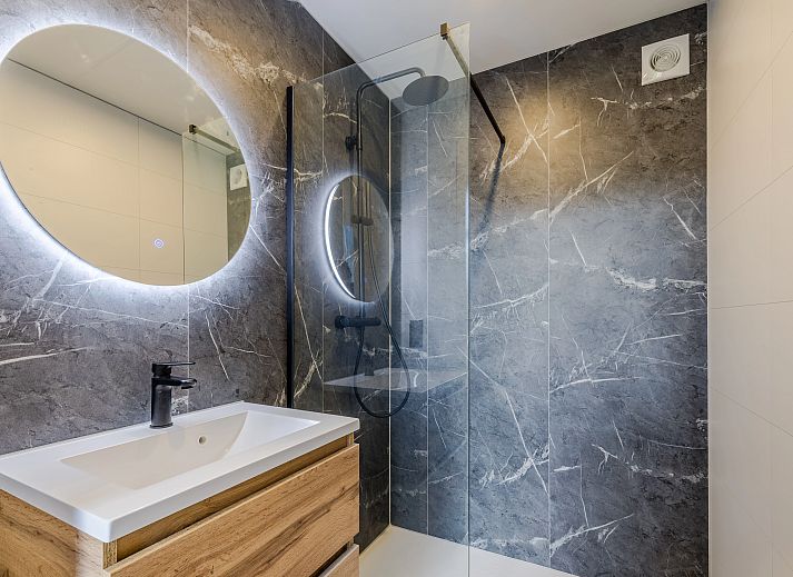 Geniet van de luxe 4-persoons wellness lodge 4B3 in Oudehaske, Friesland. Moderne glamping lodge met terras aan het Friese platteland.