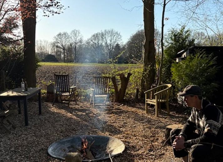 Stilvolle Einrichtung des Ferienhauses in Makkinga mit viel natuerlichem Licht in Friesland.