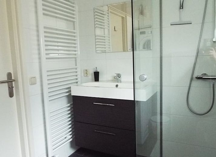 Gezellig terras bij Vakantiehuisje in Moddergat, omgeven door natuur op het Friese platteland in Friesland.