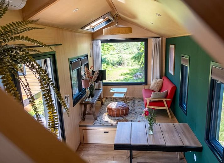 Vakantiehuis in Scherpenzeel met houten veranda op Het Friese platteland, Friesland.