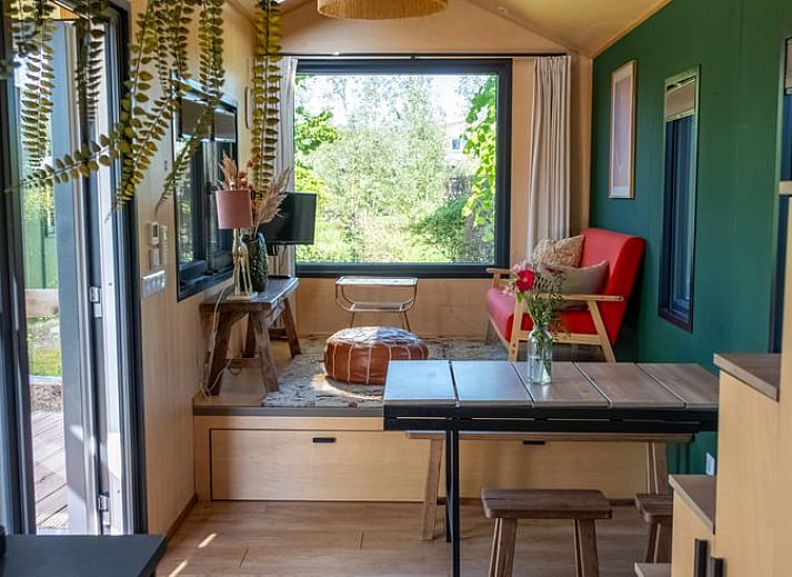 Vakantiehuis in Scherpenzeel met houten veranda op Het Friese platteland, Friesland.