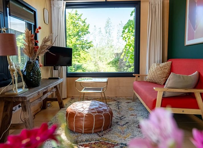 Vakantiehuis in Scherpenzeel met houten veranda op Het Friese platteland, Friesland.