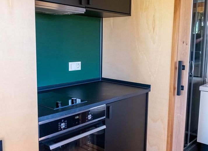 Lichte woonkamer in Vakantiehuis in Scherpenzeel met uitzicht op de natuur in Friesland.