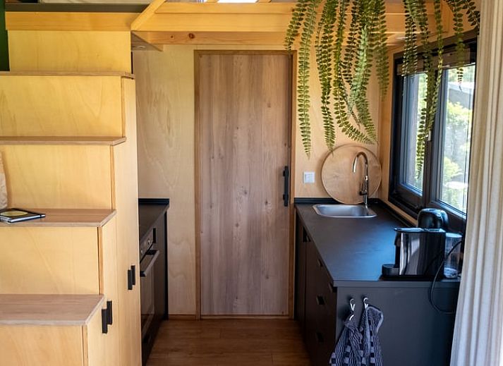 Lichte woonkamer in Vakantiehuis in Scherpenzeel met uitzicht op de natuur in Friesland.