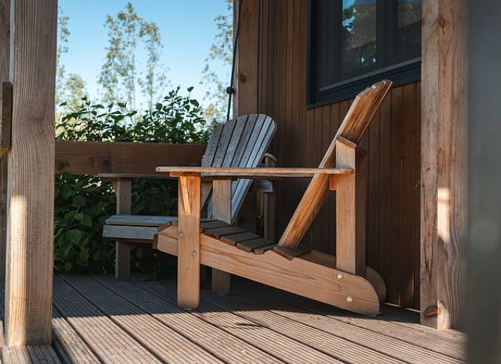 Lichte woonkamer in Vakantiehuis in Scherpenzeel met uitzicht op de natuur in Friesland.