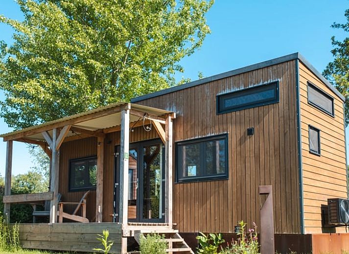 Lichte woonkamer in Vakantiehuis in Scherpenzeel met uitzicht op de natuur in Friesland.