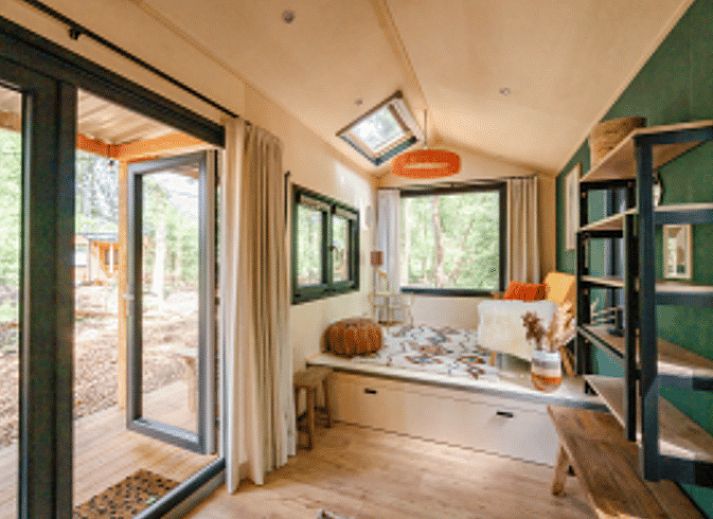 Gezellige binnenruimte van Vakantiehuis in Scherpenzeel met moderne inrichting, Friesland.