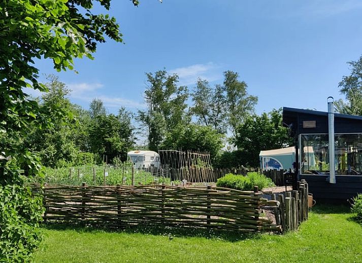 Comfortabele zithoek in Vakantiehuis in Scherpenzeel met uitzicht op de tuin in Friesland.