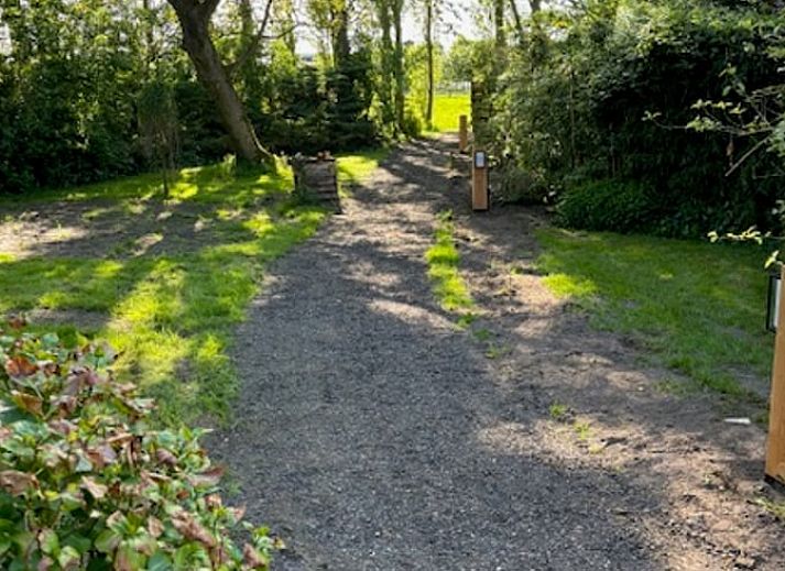 Modernes Badezimmer in Cottage in Blesdijke, Ferienhaus in der friesischen Landschaft, Friesland, mit stilvollem Waschbecken und Spiegel.