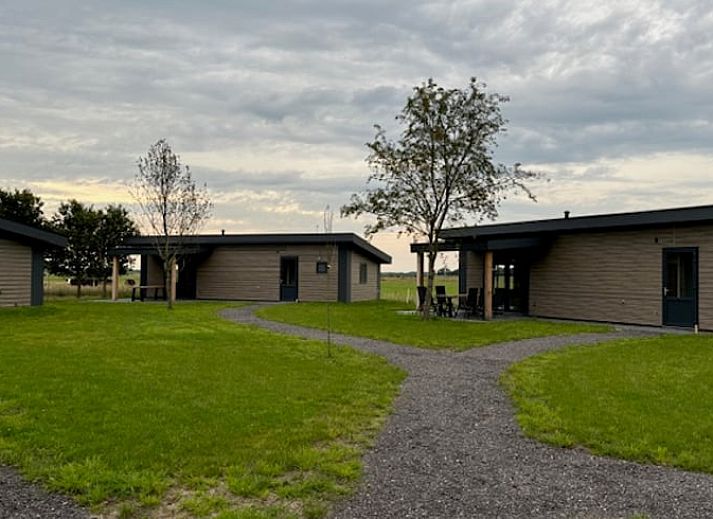 Modernes Badezimmer in Cottage in Blesdijke, Ferienhaus in der friesischen Landschaft, Friesland, mit luxurioeser Dusche und stilvoller Kacheloberflaeche.