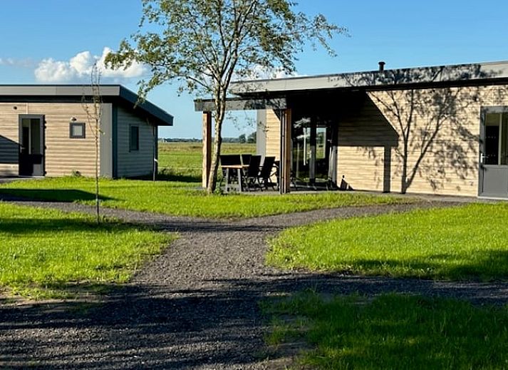 Modernes Badezimmer in Cottage in Blesdijke, Ferienhaus in der friesischen Landschaft, Friesland, mit luxurioeser Dusche und stilvoller Kacheloberflaeche.