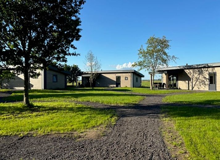Modernes Badezimmer in Cottage in Blesdijke, Ferienhaus in der friesischen Landschaft, Friesland, mit luxurioeser Dusche und stilvoller Kacheloberflaeche.