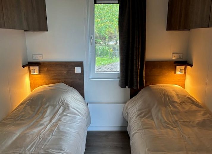 Vakantiehuisje in Blesdijke op het Friese platteland met moderne houten buitenkant.