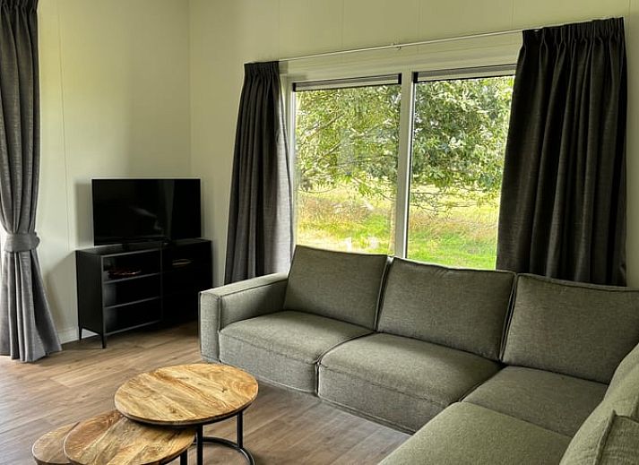 Gezellige slaapkamer met twee bedden in Vakantiehuisje in Blesdijke, Friesland.
