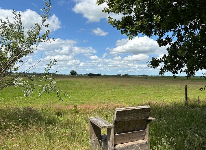 Stapelbed in kindvriendelijke kamer van Vakantiehuisje in Blesdijke, Friese platteland.