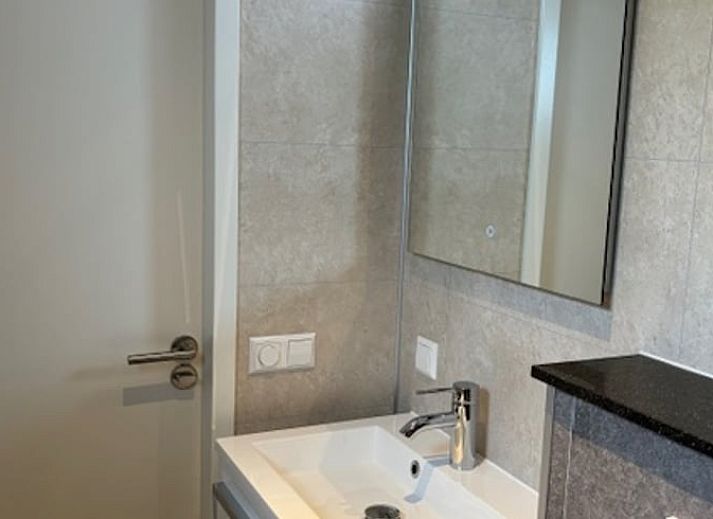 Comfortabele slaapkamer in Vakantiehuis in Blesdijke, Friesland met rustgevend uitzicht.