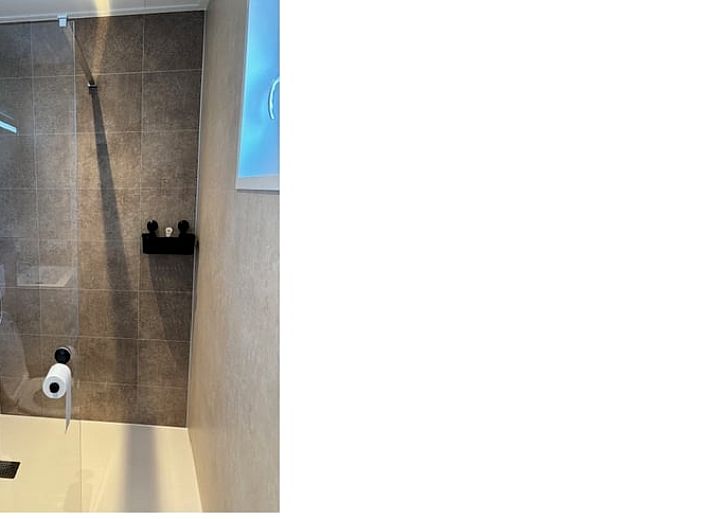 Comfortabele slaapkamer in Vakantiehuis in Blesdijke, Friesland met rustgevend uitzicht.