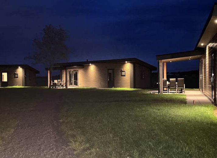 Comfortabele slaapkamer in Vakantiehuis in Blesdijke, Friesland met rustgevend uitzicht.