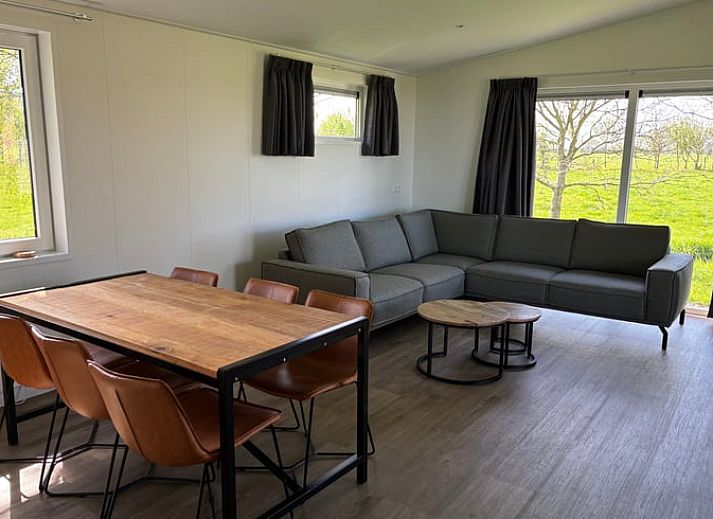 Eetruimte met houten tafel in Vakantiehuis in Blesdijke, ideaal voor gezinsmaaltijden.