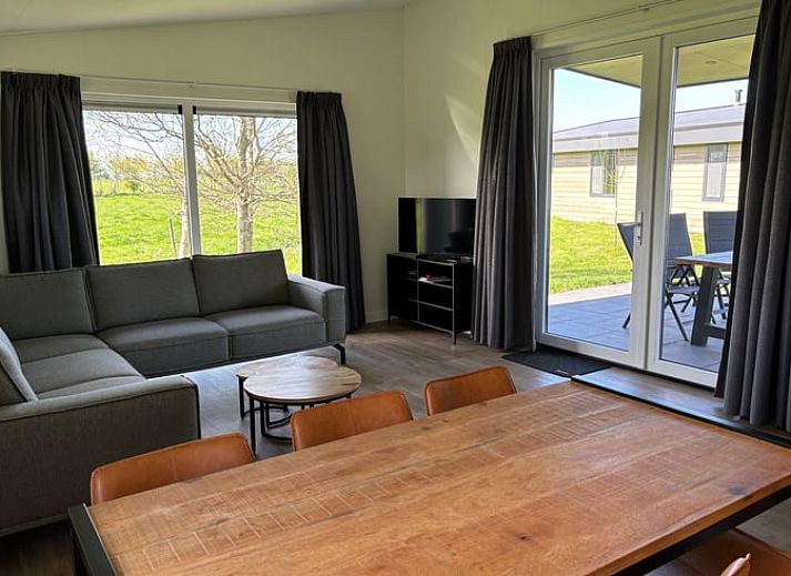 Eetruimte met houten tafel in Vakantiehuis in Blesdijke, ideaal voor gezinsmaaltijden.