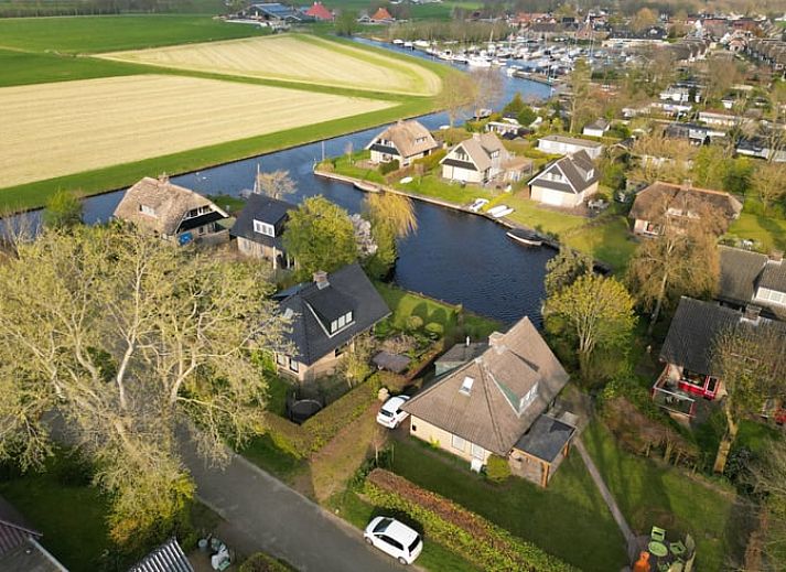 Luchtfoto van Vakantiehuis in Idskenhuizen, gelegen aan het water op het Friese platteland in Friesland, omgeven door natuur en rust.