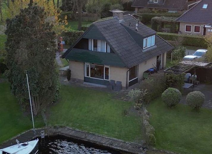 Luchtfoto van Vakantiehuis in Idskenhuizen, gelegen aan het water op het Friese platteland in Friesland, omgeven door natuur en rust.