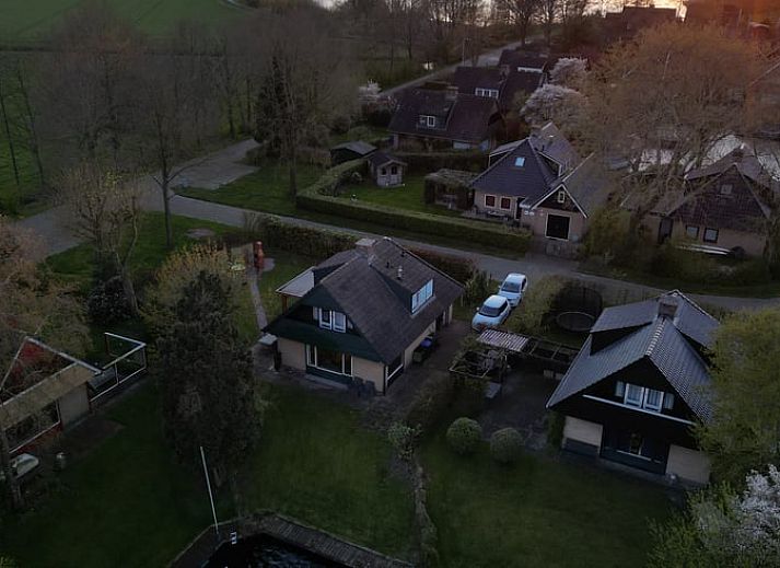 Luchtfoto van Vakantiehuis in Idskenhuizen, gelegen aan het water op het Friese platteland in Friesland, omgeven door natuur en rust.