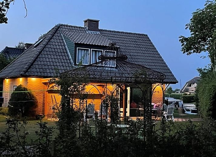 Luchtfoto van Vakantiehuis in Idskenhuizen, gelegen aan het water op het Friese platteland in Friesland, omgeven door natuur en rust.