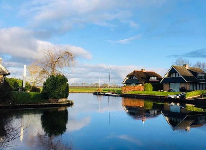 Luchtfoto van Vakantiehuis in Idskenhuizen, gelegen aan het water op het Friese platteland in Friesland, omgeven door natuur en rust.