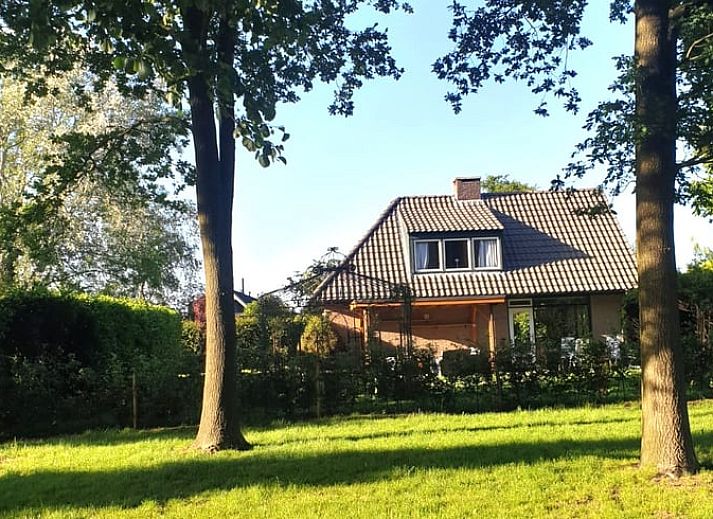 Vakantiehuis in Idskenhuizen, Friesland met uitzicht op het water en omgeven door het Friese platteland, ideaal voor een ontspannen verblijf.