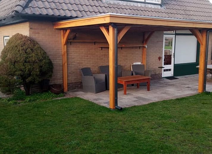 Vakantiehuis in Idskenhuizen, Friesland met uitzicht op het water en omgeven door het Friese platteland, ideaal voor een ontspannen verblijf.