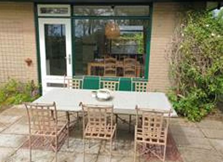 Vakantiehuis in Idskenhuizen, Friesland met uitzicht op het water en omgeven door het Friese platteland, ideaal voor een ontspannen verblijf.