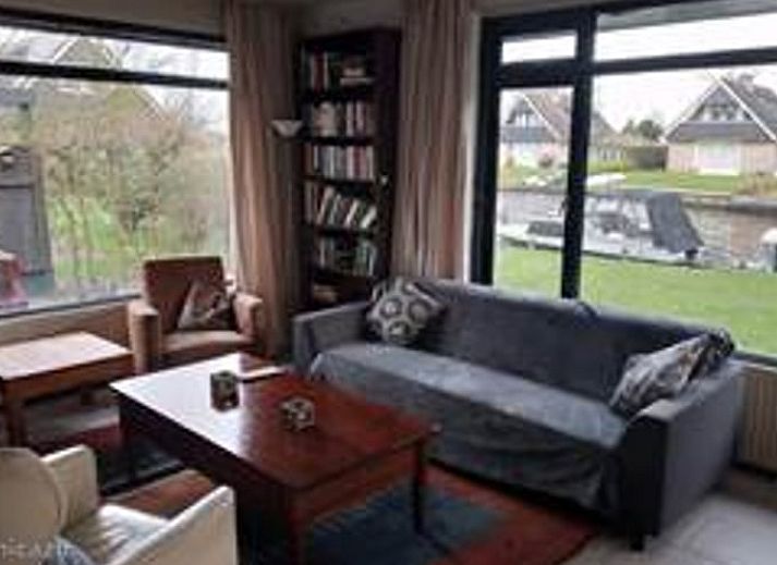 Luchtfoto van Vakantiehuis in Idskenhuizen, gelegen op het Friese platteland, met omliggende natuur en serene omgeving in Friesland.