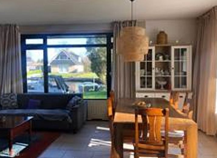 Luchtfoto van Vakantiehuis in Idskenhuizen, gelegen op het Friese platteland, met omliggende natuur en serene omgeving in Friesland.