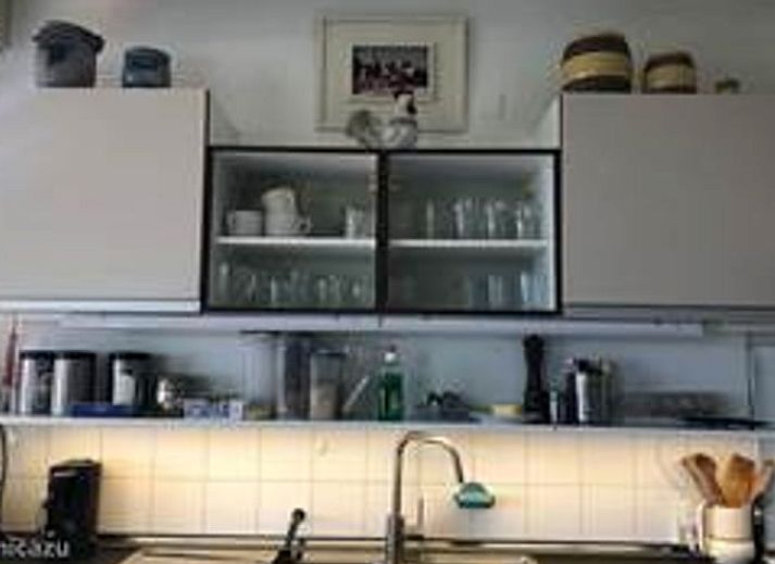 Luchtfoto van Vakantiehuis in Idskenhuizen, gelegen op het Friese platteland, met omliggende natuur en serene omgeving in Friesland.