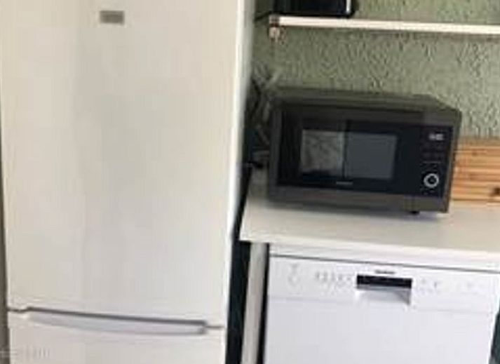 Vakantiehuis in Idskenhuizen met sfeervol verlicht terras, gelegen op het Friese platteland in Friesland.