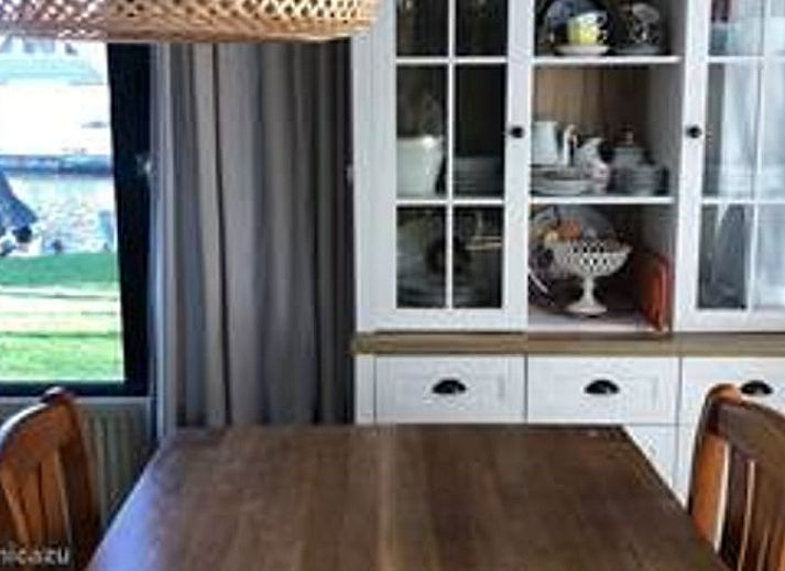 Vakantiehuis in Idskenhuizen met sfeervol verlicht terras, gelegen op het Friese platteland in Friesland.