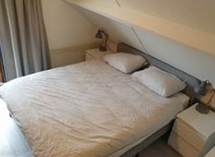 Vakantiehuis in Idskenhuizen met sfeervol verlicht terras, gelegen op het Friese platteland in Friesland.