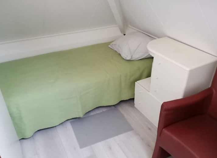 Vakantiehuis in Idskenhuizen met sfeervol verlicht terras, gelegen op het Friese platteland in Friesland.