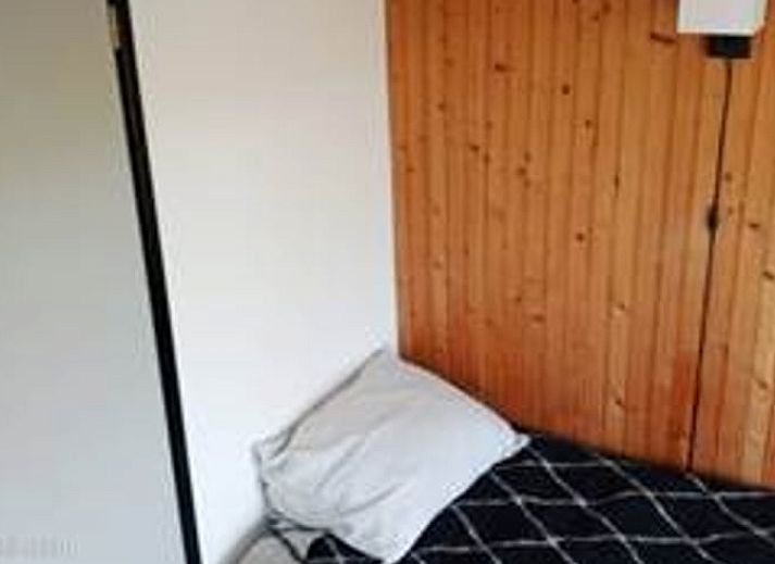 Rustgevend uitzicht vanaf Vakantiehuis in Idskenhuizen op het Friese platteland, met serene waterwegen en landelijke schoonheid.