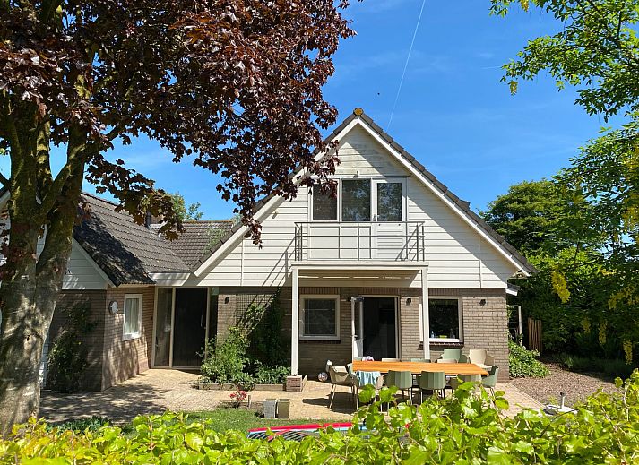 Guest house 2610314 • Holiday property Het Friese platteland • Vrijstaand 8+2 persoons vakantiehuis direct aan het water in