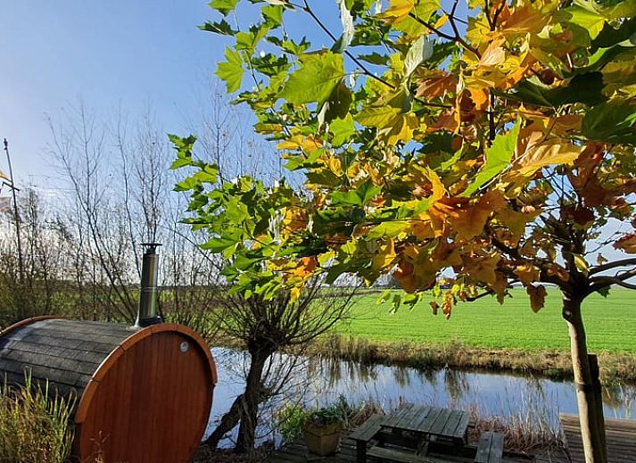 Ferienhaus in Easterein mit roter Scheune in der friesischen Landschaft in Friesland.